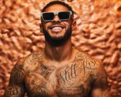 The footballer is a tattoo freak and has his hands and chest filled with several tattoos. Also has tattoos on his leg.